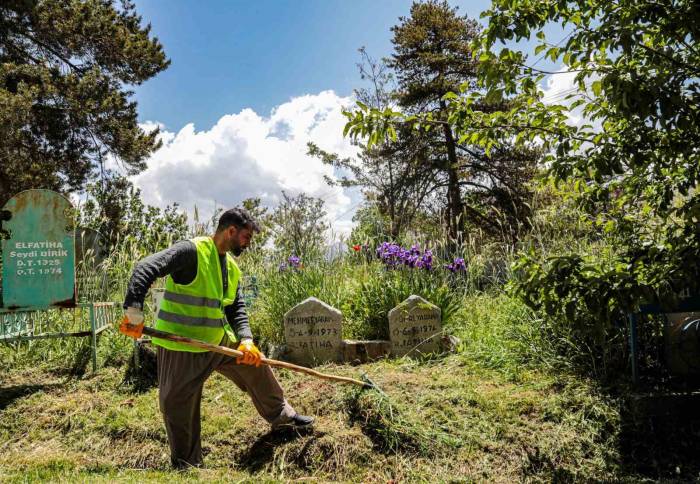 Van Büyükşehir’den Mezarlıklarda Bakım Ve Temizlik Çalışması