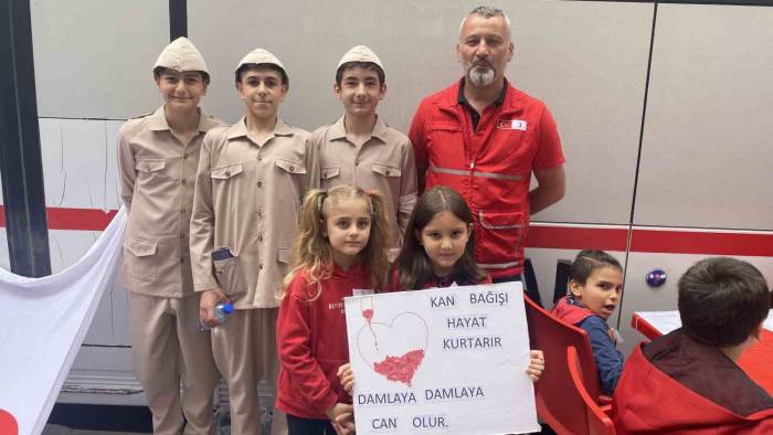 Öğrenciler Farkındalık Oluşturmak İçin Gösteri Yaptı