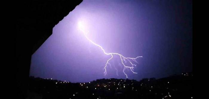 Kuşadası’nda Şimşekler Geceyi Aydınlattı
