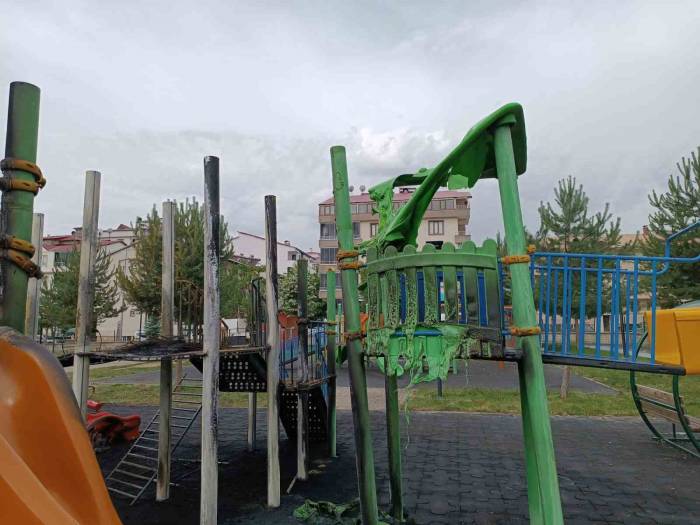 Bingöl’de Ateşe Verilen Araç Lastiği, Oyun Parkını Kullanılmaz Hale Getirdi