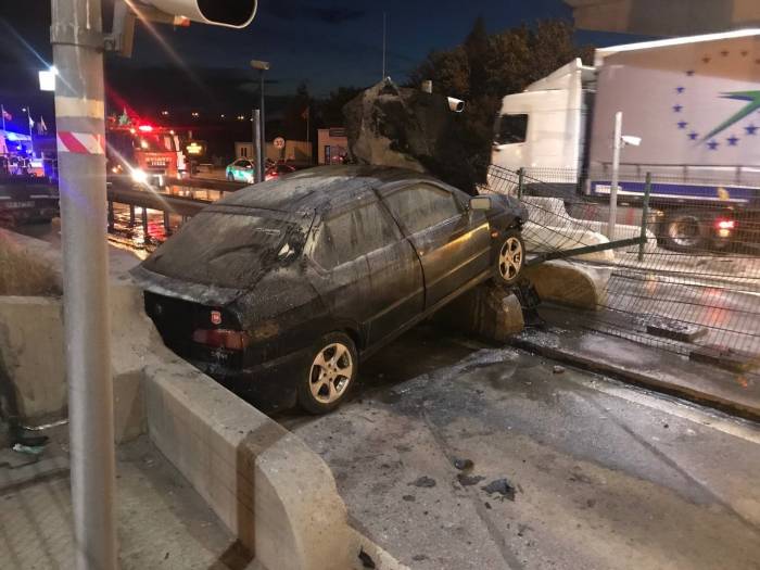 Edirne’de Gişelere Çarpan Alkolü Sürücünün Otomobili Alev Alev Yandı
