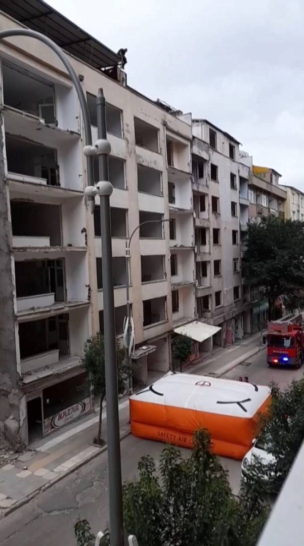 Polisin Saatler Süren İkna Çalışmaları İle İndiği Çatıya Sabah Yeniden Çıktı