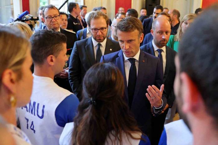 Macron’dan Parkta Bıçaklı Saldırıya Uğrayan Çocuklara Ziyaret