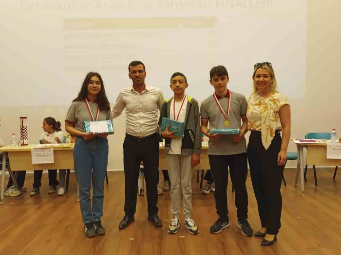 Bilgi Yarışmasının Kazananı, Şehit Esin Akay Ortaokulu Oldu
