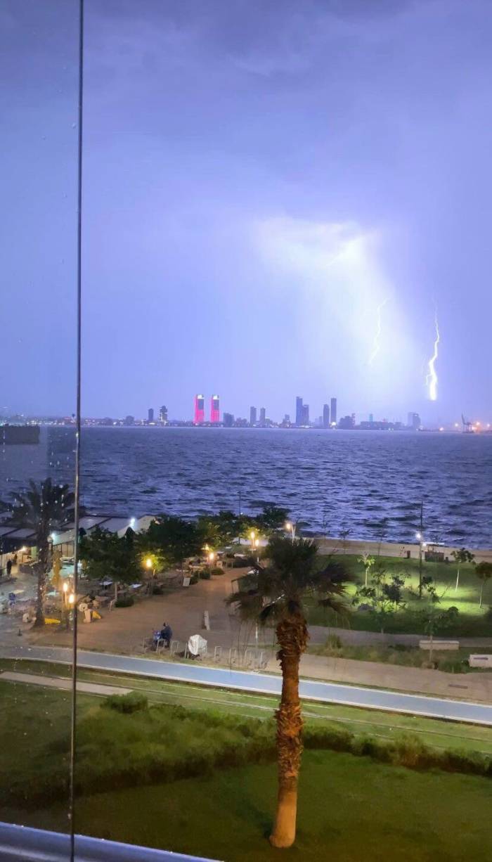 İzmir’i Yıldırımlar Geceyi Aydınlattı