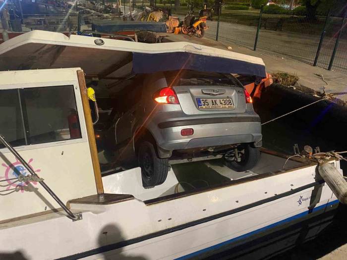 İzmir’de İlginç Kaza: Alkollü Sürücü Tekne Üzerine Düştü