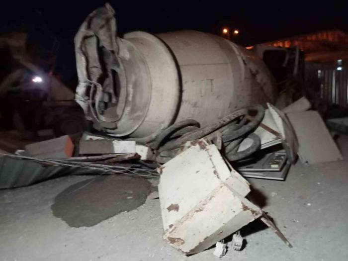 İzmir’de Beton Mikseri, Metro İnşaat Alanına Uçtu: Sürücü Hayatını Kaybetti