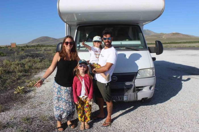 Karavanları İle Dünya Turuna Çıkan Fransız Aile Meke Gölü’nde Kamp Yaptı