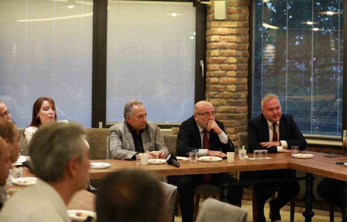 Rektör Karamustafa ’küreselleşme, Dijital Bağımlılık Ve Gençlik’ Konulu Söyleşi Programına Katıldı