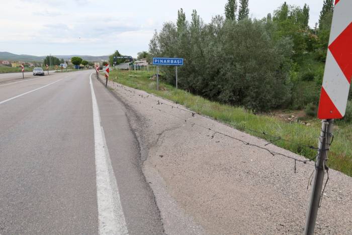 Pınarbaşı Halkı: "yollar Delik Deşik, Kaldırımlar Eğit Bükük"