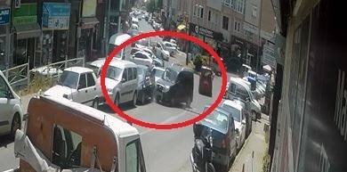 Çarptığı Araç Geri Giderek Başka Araca Çarptı, O Anlar Kameraya Yansıdı