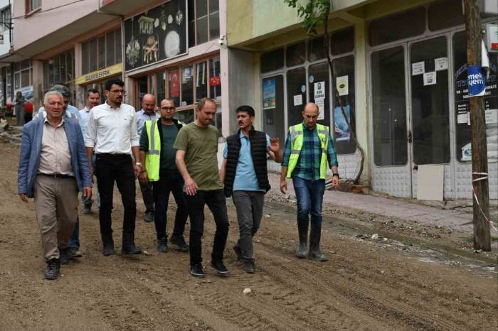 Manisa’da Sağanak Yağış Sele Neden Oldu, Ev Ve İş Yerlerini Su Bastı