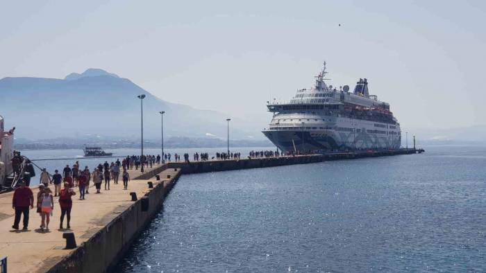 13 Yıl Aradan Sonra İsrailli Turist Taşıyan İlk Gemi Alanya Limanı’na Demir Attı