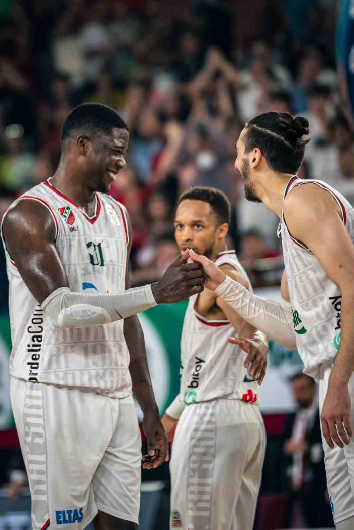 Pınar Karşıyaka, Saha Avantajını Olumlu Kullandı