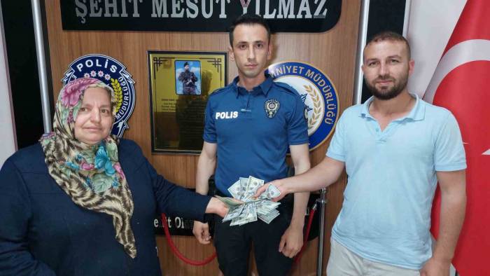 İnsanlık Ölmemiş: Çöpte Bulduğu 3 Bin 200 Doları Sahibine Teslim Etti
