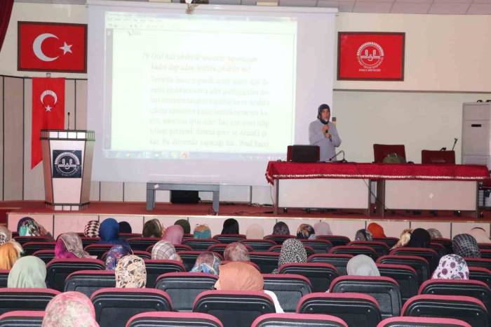 Sivas’ta Hacı Adaylarına Seminer Verildi