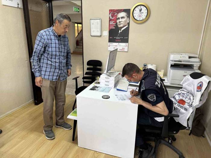 Yerde Bulduğu 800 Lirayı Zabıtaya Teslim Teslim Etti