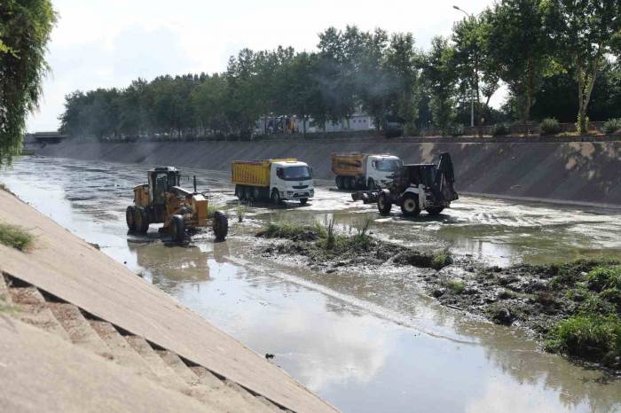 Sarıçam Deresi Temizleniyor