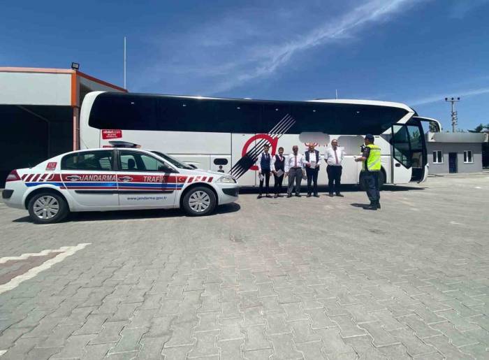 Jandarmadan Otobüs Sürücülerine “trafik Güvenliği” Eğitimi