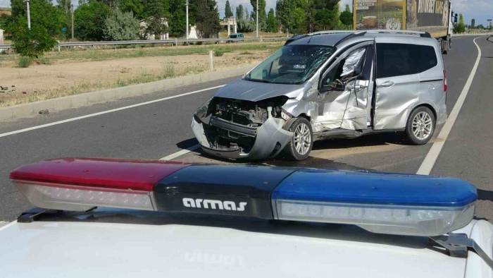 Otomobil İle Hafif Ticari Araç Çarpıştı: 3 Yaralı