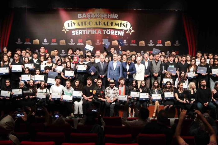 Başakşehir Tiyatro Akademisi Dönem Finali Yaptı