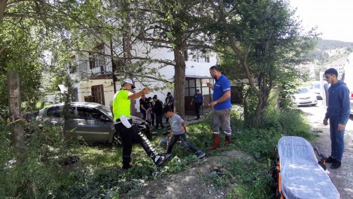 Bolu’da Kontrolden Çıkan Otomobil Bahçeye Daldı: 1 Yaralı
