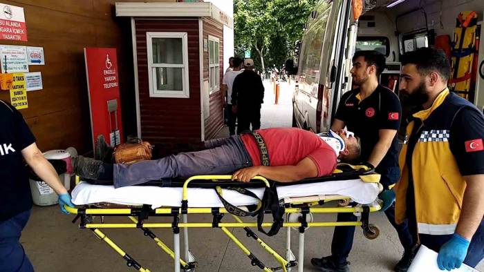 Damperi Üst Geçide Çarpan Kamyon Şarampole Uçtu: 1 Yaralı