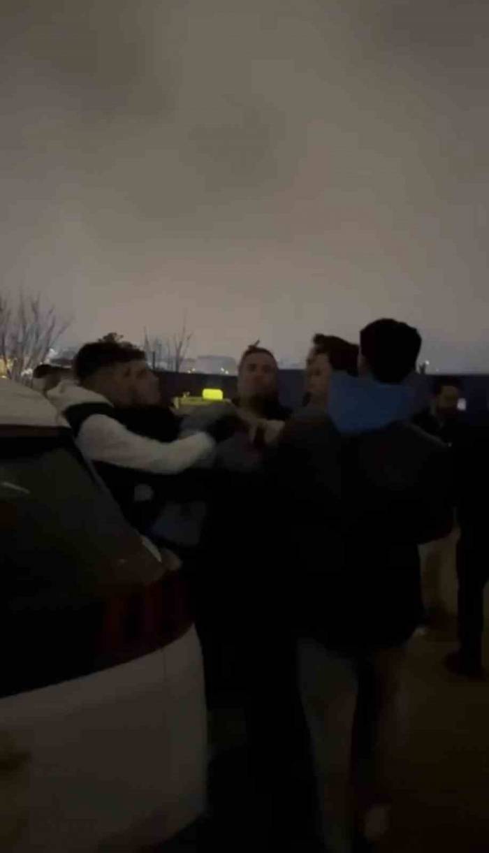 İstanbul’da Polisi Yaralayıp, Ucu Kor Sopayla Saldırdılar