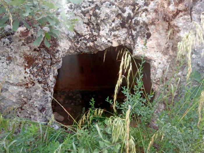 Definecilerin Talan Ettiği Kaya Mezarları Turizme Kazandırılmayı Bekliyor