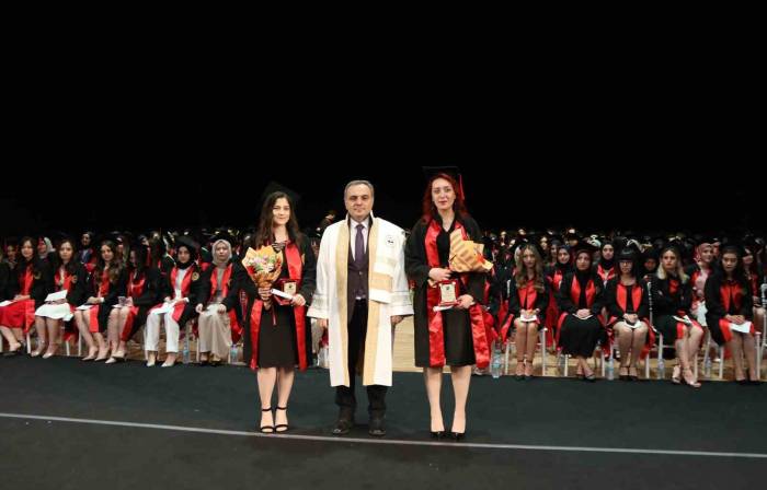 Erü Tıp Fakültesi 49. Dönem Mezunlarını Verdi