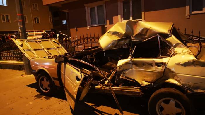 Erzurum’da Direksiyon Hakimiyetini Kaybeden Sürücü Duvara Çarparak Durabildi: 1 Ölü, 1 Yaralı