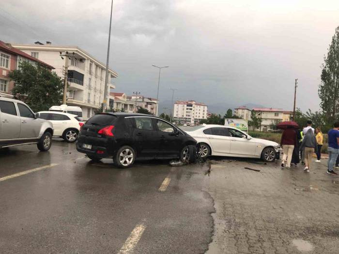 Iğdır’da İki Otomobil Çarpıştı