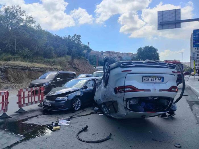 Kağıthane’de İki Aracın Karıştığı Kazada 5 Kişi Yaralandı