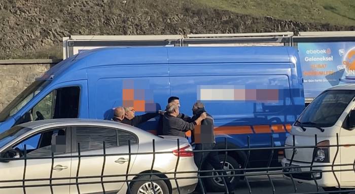 İstanbul’da Trafikte Yumruklu Yol Verme Kavgası Kameraya Yansıdı