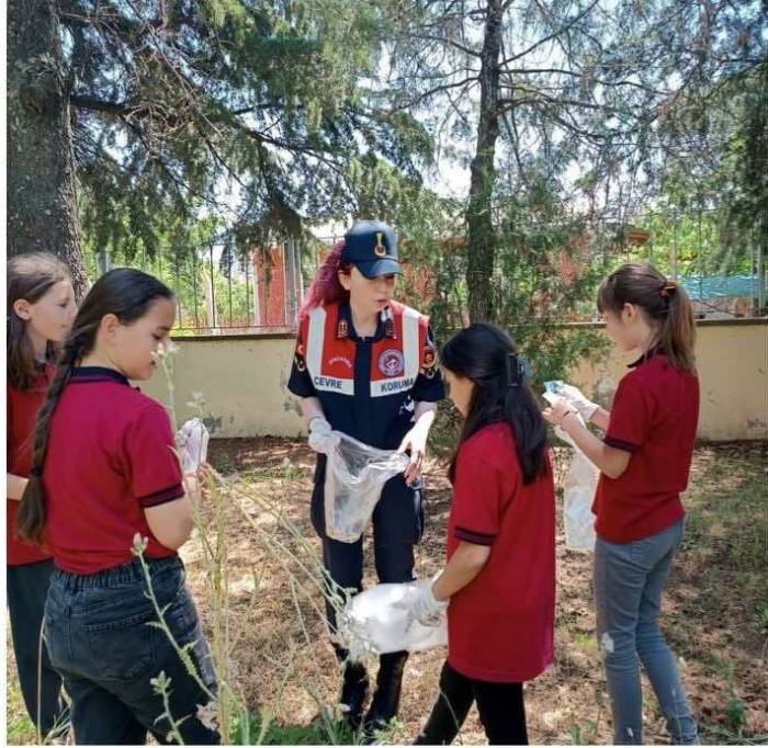 Jandarma Ve Öğrencilerden Çevre Temizliği