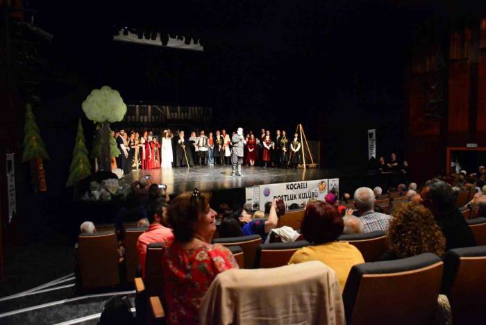 Kültürlerini Yaşatmak İçin 30 Amatör Oyuncu Tiyatro Sahneliyor