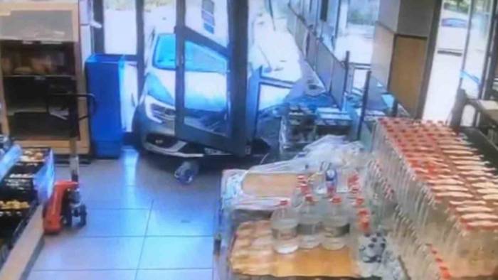Otomobil Markete Daldı, O Anlar Saniye Saniye Güvenlik Kamerasına Yansıdı