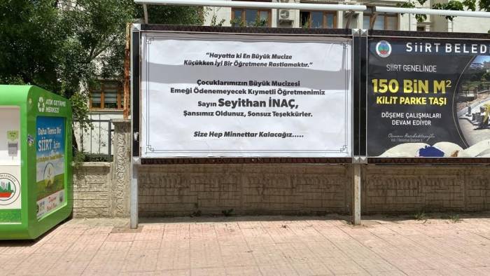 Öğrenci Ve Veliler Öğretmenlerine Olan Minnet Duygularını Billboarda Verdikleri İlanla Duyurdu