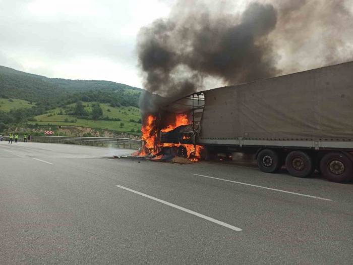 Gürcistan’a Arpa Taşıyan Tır Samsun’da Alev Alev Yandı