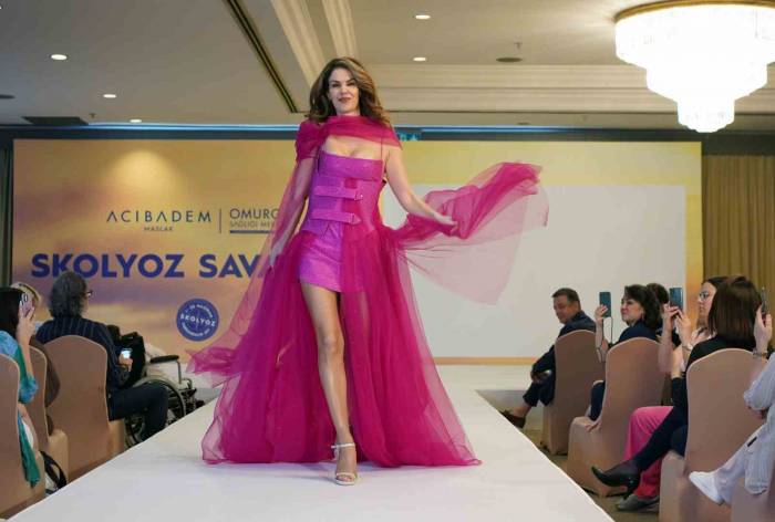 Skolyoz Savaşçıları’ndan Zırhlı, Tüllü ‘korseli’ Defile