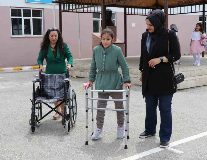 Bir Yıl Boyunca Topladığı Atık Plastiklerle, Mezun Ettiği Öğrencisine Tekerlekli Sandalye Aldı