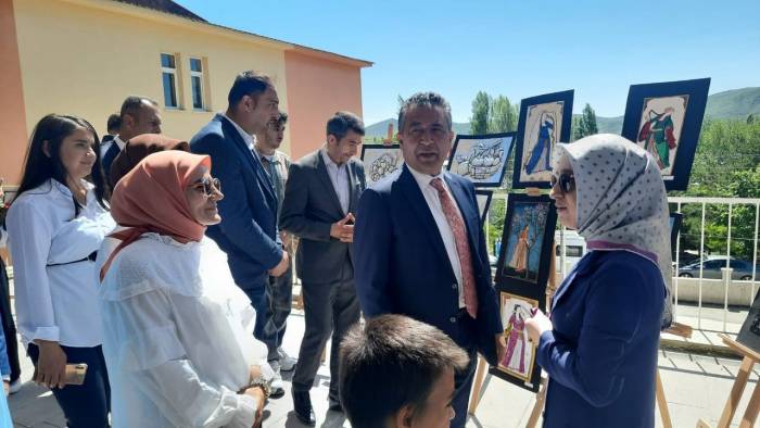 Ortaokul Öğrencilerinden Görsel Sanatlar Sergisi