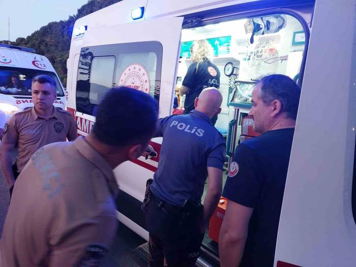 Denize Giren Genç Kız Boğulma Tehlikesi Geçirdi