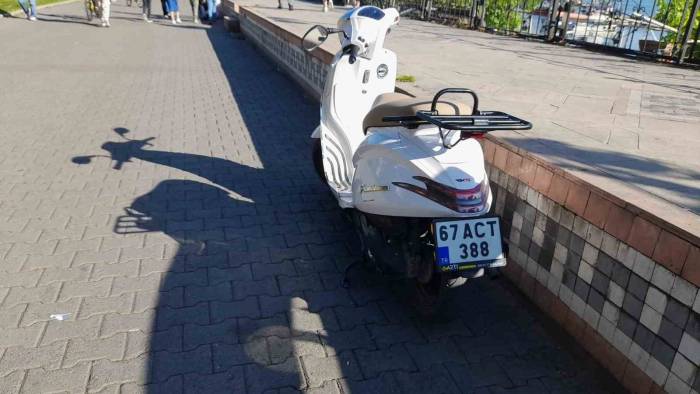 Motosiklet Yayaya Çarptı