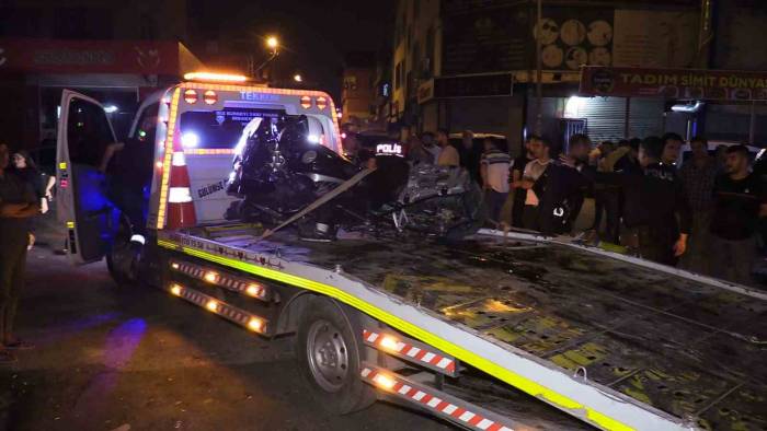 Yunus Polisleri İle Otomobil Çarpıştı: 2 Polis Yaralandı