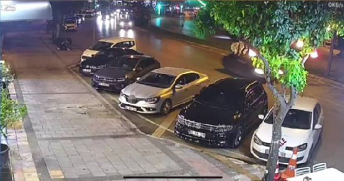 Yolun Karşısına Koşan Gence Otomobil Çarptı, O Anlar Kameraya Yansıdı