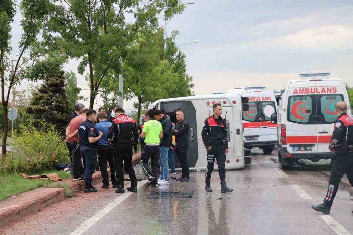 Afyonkarahisar’da Jandarma Personelini Taşıyan Araç Devrildi: 5 Yaralı