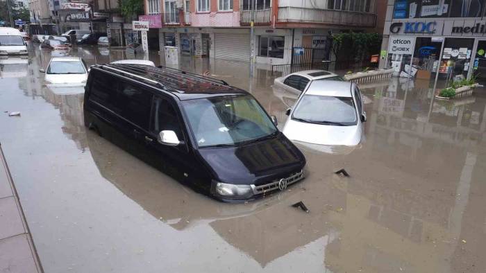 Ankara’daki Kuvvetli Yağışta Araçlar Suya Gömüldü