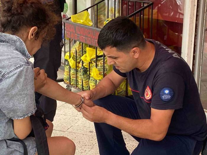 Sokakta Kolu Kelepçeli Dolaşan Kadın Polisi Alarma Geçirdi