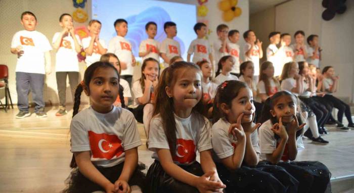 Miniklerden Alkışlanan Gösteri
